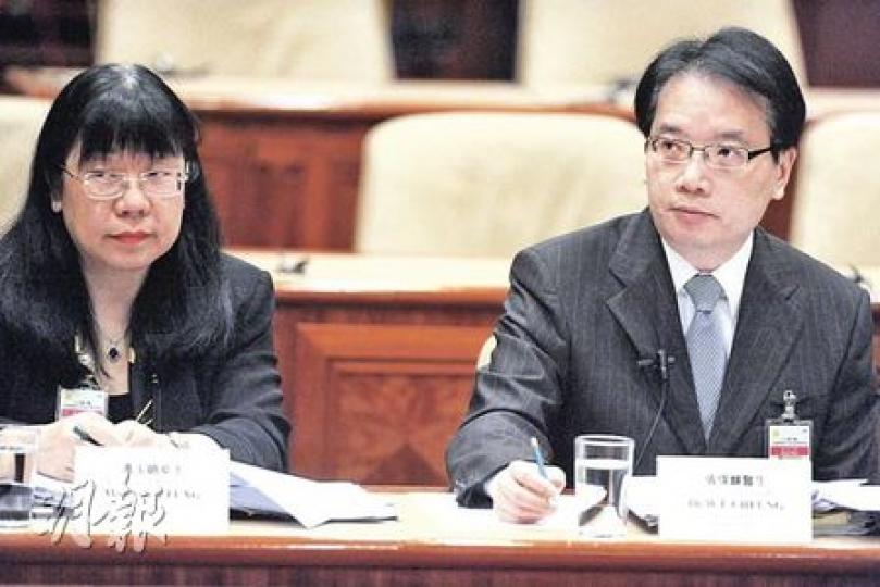 醫管局聯網服務總監張偉麟(右)說,醫管局有一套計算護士人手的方程式。梁家騮建議醫管局向立法會提交護士人手規劃,以便議員跟進護士人力供求失衡問題。左為醫院管理局總護理行政經理馮玉娟。(尹錦恩攝) 醫管局聯網服務總監張偉麟(右)說,醫管局有一套計算護士人手的方程式。梁家騮建議醫管局向立法會提交護士人手規劃,以便議員跟進護士人力供求失衡問題。左為醫院管理局總護理行政經理馮玉娟。(尹錦恩攝)