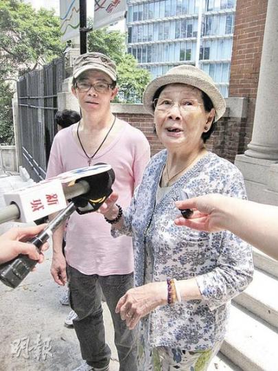 為爭奪梅艷芳的遺產,梅媽(右)多年來與兒子梅啟明(左)「風雨同路」,昨日她被終院駁回上訴,遺產官司暫告一段落,但梅媽仍然官司纏身。(謝美琳攝) 為爭奪梅艷芳的遺產,梅媽(右)多年來與兒子梅啟明(左)「風雨同路」,昨日她被終院駁回上訴,遺產官司暫告一段落,但梅媽仍然官司纏身。(謝美琳攝)