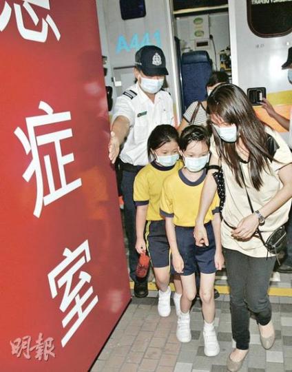 被石屎擊傷的小學女生,可自行步入急症室,治理後已出院。(黃雄攝)發生墜石屎傷人的救世軍田家炳學校,部分牆壁亦有批盪剝落。(黃雄攝) 被石屎擊傷的小學女生,可自行步入急症室,治理後已出院。(黃雄攝)發生墜石屎傷人的救世軍田家炳學校,部分牆壁亦有批盪剝落。(黃雄攝)