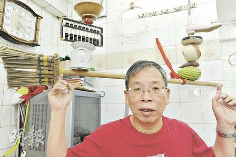 去年製作「廿蚊張」的飄色師傅黃成就,向記者簡介背後的新飄色支架,他說今年以雙支架演出,當中以算盤(左上方)化成支架的一部分難度更高。今天將有3名小孩演出他的作品。(尹錦恩攝) 去年製作「廿蚊張」的飄色師傅黃成就,向記者簡介背後的新飄色支架,他說今年以雙支架演出,當中以算盤(左上方)化成支架的一部分難度更高。今天將有3名小孩演出他的作品。(尹錦恩攝)