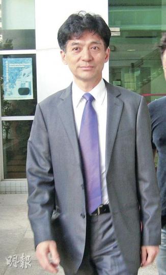 高級警員陳善枝(圖)涉處理從警署取得的制服再交給男護出售圖利,昨獲判脫罪後忍不住拭淚,離開時亦大方讓記者拍照。(黃靜雅攝)
高級警員陳善枝(圖)涉處理從警署取得的制服再交給男護出售圖利,昨獲判脫罪後忍不住拭淚,離開時亦大方讓記者拍照。(黃靜雅攝)