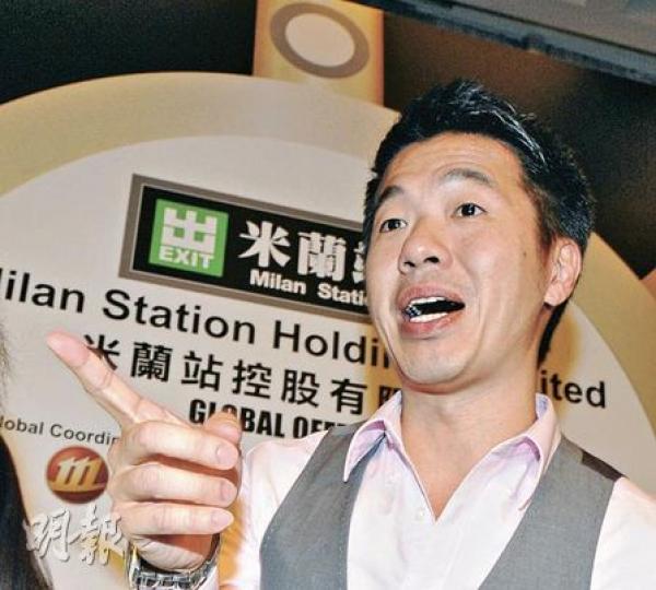 姚君達形容米蘭站為他的「親生仔」,配售舊股是為了增加股份流通量,上市後仍會是最大單一股東。(劉焌陶攝)(明報製圖)(明報製圖)(明報製圖) 姚君達形容米蘭站為他的「親生仔」,配售舊股是為了增加股份流通量,上市後仍會是最大單一股東。(劉焌陶攝)(明報製圖)(明報製圖)(明報製圖)