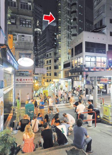 中區半山自動扶梯酒吧林立,不少會營業至凌晨,圖右上方為住宅莉景閣(箭嘴示),有住戶投訴,每逢周末放假,酒吧營業到凌晨兩點後,酒客在街上喧嘩,加上酒吧音樂,造成嚴重噪音滋擾。(葉漢華攝)中環士丹頓街是其中一個噪音「重災區」,酒吧設於民居樓下,單是這條街去年已收到75宗噪音投訴。(葉漢華攝)(明報製圖) 中區半山自動扶梯酒吧林立,不少會營業至凌晨,圖右上方為住宅莉景閣(箭嘴示),有住戶投訴,每逢周末放假,酒吧營業到凌晨兩點後,酒客在街上喧嘩,加上酒吧音樂,造成嚴重噪音滋擾。(葉漢華攝)中環士丹頓街是其中一個噪音「重災區」,酒吧設於民居樓下,單是這條街去年已收到75宗噪音投訴。(葉漢華攝)(明報製圖)