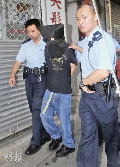 薄餅外賣員從水街寓所,爬入樓上單位企圖爆竊被捕。疑人胞弟稱,兄長有智障問題,今次是第二次犯事,連家人亦無計可施。(蔡方山攝)西環爆竊案現場,疑匪懷疑由黃色帳篷位置向上攀爬,撬開樓上單位廚房窗口(掛有白色衣服旁邊)犯案。(何朝財攝) 薄餅外賣員從水街寓所,爬入樓上單位企圖爆竊被捕。疑人胞弟稱,兄長有智障問題,今次是第二次犯事,連家人亦無計可施。(蔡方山攝)西環爆竊案現場,疑匪懷疑由黃色帳篷位置向上攀爬,撬開樓上單位廚房窗口(掛有白色衣服旁邊)犯案。(何朝財攝)