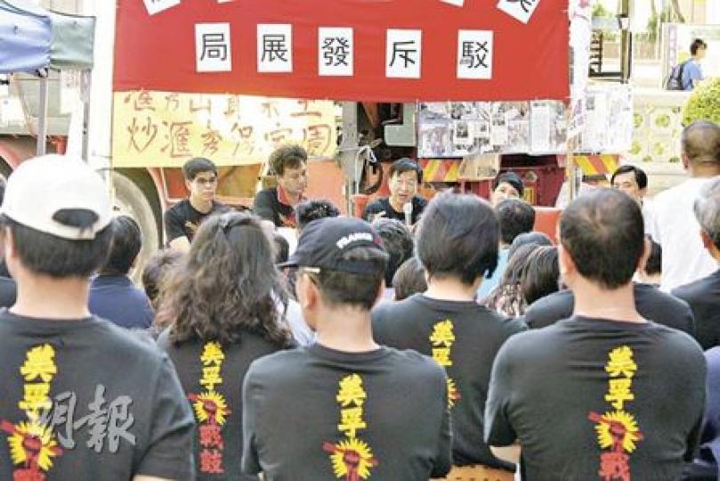 反對興建美孚新邨屏風樓工作小組昨日召開記者會,不少居民齊穿「美孚戰鼓」T恤撐場,以示齊心。小組指稱周五將發起遊行,到政府總部向當日生日的發展局長林鄭月娥示威。(郭慶輝攝) 反對興建美孚新邨屏風樓工作小組昨日召開記者會,不少居民齊穿「美孚戰鼓」T恤撐場,以示齊心。小組指稱周五將發起遊行,到政府總部向當日生日的發展局長林鄭月娥示威。(郭慶輝攝)
