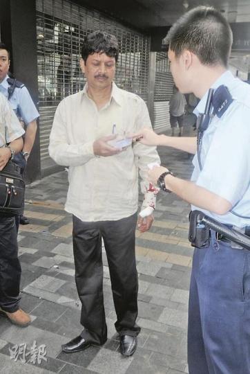 訪港的印度男子落機後甫抵尖沙嘴,即被4名南亞漢圍毆劫走10萬元現金,事後向警方詳述案發經過。(蔡方山攝)案發現場路邊遺下高爾夫球棒,懷疑賊人曾用作武器毆打事主。(蔡方山攝) 訪港的印度男子落機後甫抵尖沙嘴,即被4名南亞漢圍毆劫走10萬元現金,事後向警方詳述案發經過。(蔡方山攝)案發現場路邊遺下高爾夫球棒,懷疑賊人曾用作武器毆打事主。(蔡方山攝)
