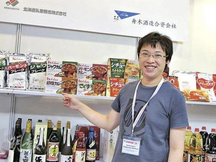 日本參展商「日健食品」店員周先生說,公司過去5年都有參展,每年銷售量平均上升10%至20%。受地震後遺症影響,他坦言今年可保持去年銷量已經很滿足。(余卓善攝) 日本參展商「日健食品」店員周先生說,公司過去5年都有參展,每年銷售量平均上升10%至20%。受地震後遺症影響,他坦言今年可保持去年銷量已經很滿足。(余卓善攝)