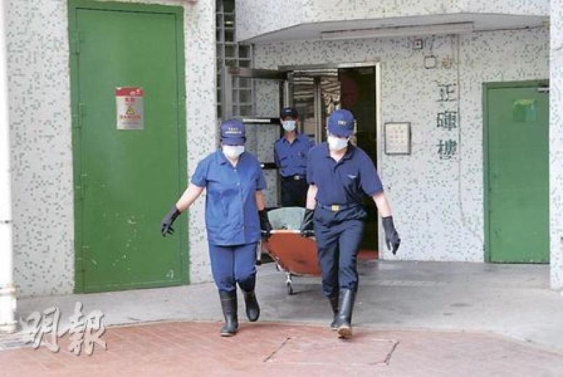發現腐屍的慈正邨「垃圾屋」,室內垃圾堆積足有5呎多高,消防員破門後亦難以進入,要召清潔工人先清走三大車垃圾方能入屋。(梁琬珊攝)屋內堆滿垃圾,大門只能打開一條縫。(梁琬珊攝) 發現腐屍的慈正邨「垃圾屋」,室內垃圾堆積足有5呎多高,消防員破門後亦難以進入,要召清潔工人先清走三大車垃圾方能入屋。(梁琬珊攝)屋內堆滿垃圾,大門只能打開一條縫。(梁琬珊攝)