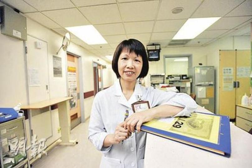 吳麗芳從事護士行業近廿載,曾遭少年惡霸恐嚇,又曾被「怪獸家長」罵哭,但仍熱愛護士行業,並寄語年輕護士以心照顧病人。(朱永倫攝) 吳麗芳從事護士行業近廿載,曾遭少年惡霸恐嚇,又曾被「怪獸家長」罵哭,但仍熱愛護士行業,並寄語年輕護士以心照顧病人。(朱永倫攝)