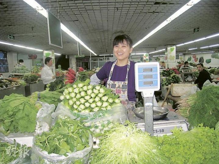 北京方莊菜市場的女菜販說,現在是蔬菜最便宜的時候,但估計下個月菜價會上升20%。(劉洪慶攝) 北京方莊菜市場的女菜販說,現在是蔬菜最便宜的時候,但估計下個月菜價會上升20%。(劉洪慶攝)