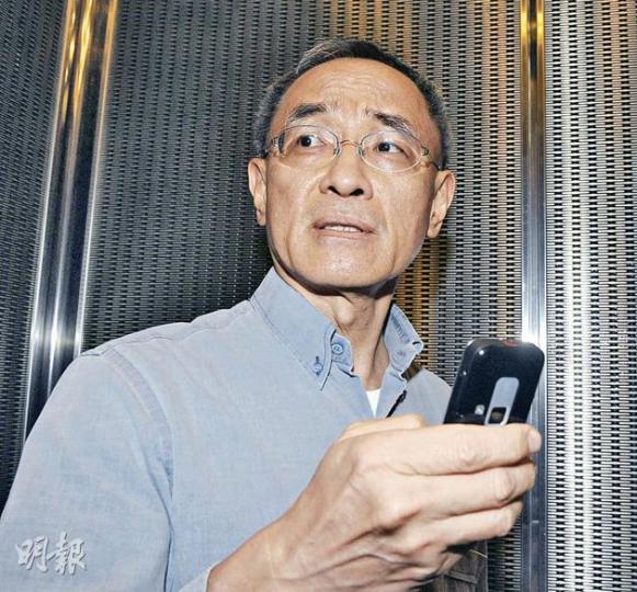 收藏家馮耀輝借出藏品予故宮展出,卻不幸遭賊人光顧,他昨日表示,對失竊亦感無奈,記者問他7個藏品價值幾多?他就回應﹕「人(化妝盒)都失去了,你計都無用。」(劉焌陶攝)(明報製圖) 收藏家馮耀輝借出藏品予故宮展出,卻不幸遭賊人光顧,他昨日表示,對失竊亦感無奈,記者問他7個藏品價值幾多?他就回應﹕「人(化妝盒)都失去了,你計都無用。」(劉焌陶攝)(明報製圖)