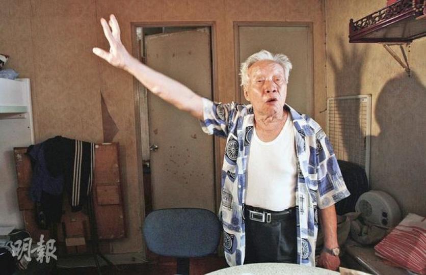 81歲的陳玉華對於被判敗訴,房屋署或收回其公屋單位表現激動,「我去同佢搏過,佢夠膽就來收!」(林振東攝) 81歲的陳玉華對於被判敗訴,房屋署或收回其公屋單位表現激動,「我去同佢搏過,佢夠膽就來收!」(林振東攝)