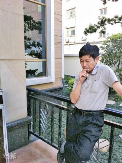 80後業主黎嘉敏的父親黎錫錦(圖)對香港樓市甚有信心,「遲些(那個)單位4億多元賣出去,都有這個可能」。(明報記者攝)黎家在石灣鎮亦有兩幢花園別墅,聘有園丁、工人打理。(明報記者攝) 80後業主黎嘉敏的父親黎錫錦(圖)對香港樓市甚有信心,「遲些(那個)單位4億多元賣出去,都有這個可能」。(明報記者攝)黎家在石灣鎮亦有兩幢花園別墅,聘有園丁、工人打理。(明報記者攝)