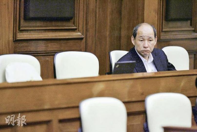 張學明承認其丁屋天台有僭建物,他表示正等將來的理順計劃將之合法化。(郭慶輝攝)新界鄉議局副主席張學明位於大埔坪朗村的丁屋(右)僭建了天台屋(綠箭嘴示),毗鄰兒子張以嵐的丁屋(左),臨時租了政府土地興建花園,更在圍牆外的官地僭建花槽(紅箭嘴示)。(葉漢華攝) 張學明承認其丁屋天台有僭建物,他表示正等將來的理順計劃將之合法化。(郭慶輝攝)新界鄉議局副主席張學明位於大埔坪朗村的丁屋(右)僭建了天台屋(綠箭嘴示),毗鄰兒子張以嵐的丁屋(左),臨時租了政府土地興建花園,更在圍牆外的官地僭建花槽(紅箭嘴示)。(葉漢華攝)