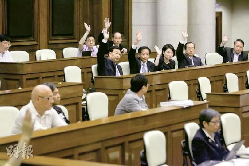 立法會表決修改議事規則,把驅逐行為不檢議員的權力擴至所有委員會主席,民建聯(前列舉手者)和民主黨都贊成,人民力量黃毓民和陳偉業離場抗議。(郭慶輝攝)立法會表決修改議事規則,將驅逐行為不檢議員的權力擴至所有委員會主席,決議案獲大比數通過。(郭慶輝攝)民建聯成員昨到立法會支持收緊議事規則,反對有議員多次在立法會進行過激行為。(郭慶輝攝) 立法會表決修改議事規則,把驅逐行為不檢議員的權力擴至所有委員會主席,民建聯(前列舉手者)和民主黨都贊成,人民力量黃毓民和陳偉業離場抗議。(郭慶輝攝)立法會表決修改議事規則,將驅逐行為不檢議員的權力擴至所有委員會主席,決議案獲大比數通過。(郭慶輝攝)民建聯成員昨到立法會支持收緊議事規則,反對有議員多次在立法會進行過激行為。(郭慶輝攝)