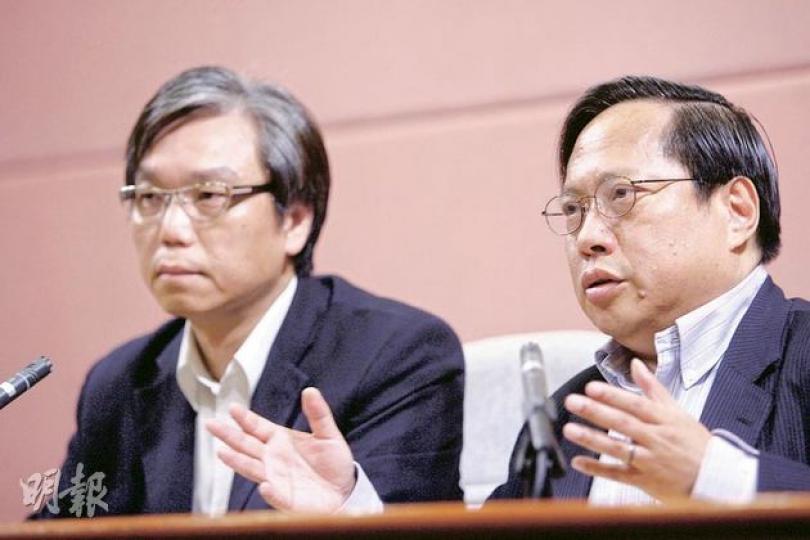 民主黨黃成智(左)和民主黨主席何俊仁(右)認為,為了讓立法會監察關愛基金運作,政府應分階段申請50億元撥款,首階段應先申請20億元撥款。(郭慶輝攝) 民主黨黃成智(左)和民主黨主席何俊仁(右)認為,為了讓立法會監察關愛基金運作,政府應分階段申請50億元撥款,首階段應先申請20億元撥款。(郭慶輝攝)