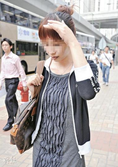 內地女遊客廖齊(圖)聲稱因為肚痛,獨留兩歲大女兒在太子港鐵站月台,裁判官昨日斥責她和丈夫「唔知當時諗乜」。(朱永倫攝) 內地女遊客廖齊(圖)聲稱因為肚痛,獨留兩歲大女兒在太子港鐵站月台,裁判官昨日斥責她和丈夫「唔知當時諗乜」。(朱永倫攝)