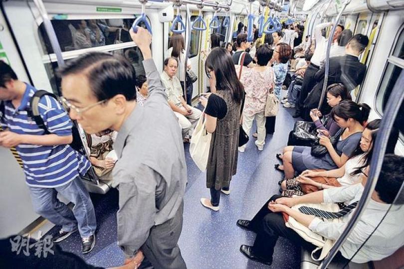 黃昏6時左右的下班時段,往屯門方向的西鐵列車車廂內不少乘客都要站立。政府指晚上8至10時平均載客率只約40%,而上午繁忙時段亦只及最高負荷的58%,足以應付需求,毋須增加車卡數目。(朱永倫攝) 黃昏6時左右的下班時段,往屯門方向的西鐵列車車廂內不少乘客都要站立。政府指晚上8至10時平均載客率只約40%,而上午繁忙時段亦只及最高負荷的58%,足以應付需求,毋須增加車卡數目。(朱永倫攝)