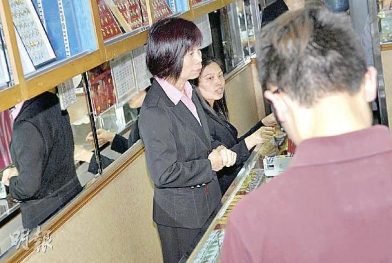 珠寶金行劫案中,笨賊用利刀指嚇兩名女職員,再用刀背敲打其中一人(左二)的頭後,疑因太緊張,奪門逃走。(屈俊樂攝)刀匪企圖行劫黃大仙雙鳳街的廣福珠寶金行,事敗落荒而逃,警員到場調查。(屈俊樂攝) 珠寶金行劫案中,笨賊用利刀指嚇兩名女職員,再用刀背敲打其中一人(左二)的頭後,疑因太緊張,奪門逃走。(屈俊樂攝)刀匪企圖行劫黃大仙雙鳳街的廣福珠寶金行,事敗落荒而逃,警員到場調查。(屈俊樂攝)