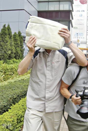聯合醫院前健康服務助理劉孝明(掩面者)偷去死者身上的玉戒指,昨獲輕判160小時社會服務令及賠償1000元,他聽取判決後拔足狂奔離開法庭。(林景輝攝) 聯合醫院前健康服務助理劉孝明(掩面者)偷去死者身上的玉戒指,昨獲輕判160小時社會服務令及賠償1000元,他聽取判決後拔足狂奔離開法庭。(林景輝攝)