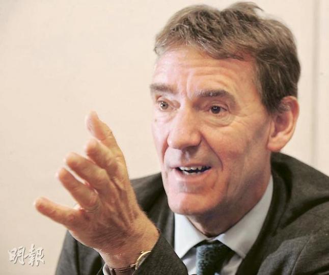 高盛資產主席Jim O'Neill表示,自他提出金磚四國(BRIC)的簡稱走紅後,不斷有人提意讓其他國家入局,例如墨西哥(BRIMC)、印尼(BRIIC)等,他覺得十分有趣。至於近期南非「入局」,成為金磚五國(BRICS),他則表示該國無論經濟或人口都未夠規模,相信被加入與中國對非洲的資源感興趣有關。(劉焌陶攝) 高盛資產主席Jim O'Neill表示,自他提出金磚四國(BRIC)的簡稱走紅後,不斷有人提意讓其他國家入局,例如墨西哥(BRIMC)、印尼(BRIIC)等,他覺得十分有趣。至於近期南非「入局」,成為金磚五國(BRICS),他則表示該國無論經濟或人口都未夠規模,相信被加入與中國對非洲的資源感興趣有關。(劉焌陶攝)