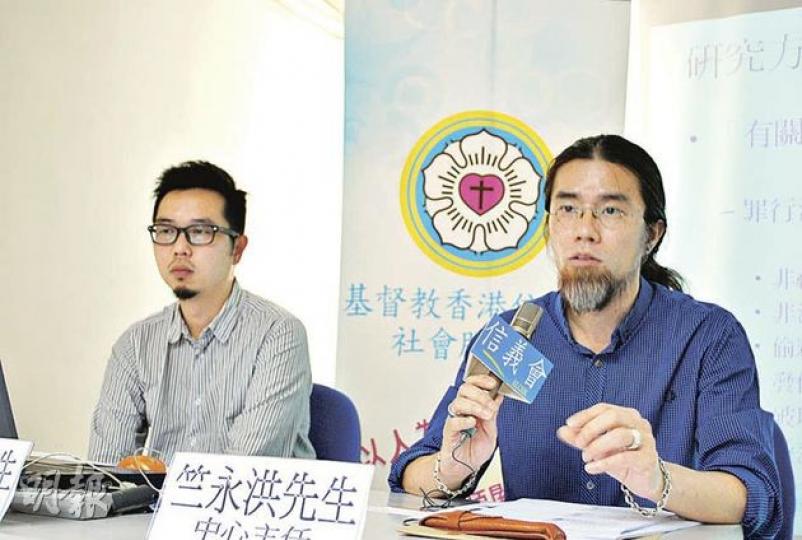 基督教香港信義會圓融綜合服務中心主任竺永洪(右)認為,青少年愈來愈早熟及對性充滿好奇,社會應推前性教育。(袁柏恩攝) 基督教香港信義會圓融綜合服務中心主任竺永洪(右)認為,青少年愈來愈早熟及對性充滿好奇,社會應推前性教育。(袁柏恩攝)