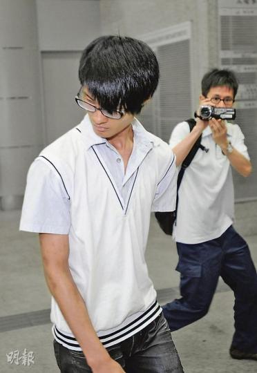 第四被告李文財(白色背心者)被指聯同與另一被告,將事主綁在用地拖棍製成的「十字架」上,又在事主的身上塗上茄汁。(何家達攝)第三被告郭啟明承認與其他被告一起,將事主綑綁蒙眼,並用保鮮紙包裹事主身體,然後逼事主吃倉鼠糧。(何家達攝)
第四被告李文財(白色背心者)被指聯同與另一被告,將事主綁在用地拖棍製成的「十字架」上,又在事主的身上塗上茄汁。(何家達攝)第三被告郭啟明承認與其他被告一起,將事主綑綁蒙眼,並用保鮮紙包裹事主身體,然後逼事主吃倉鼠糧。(何家達攝)