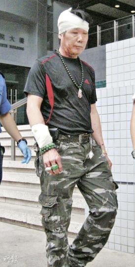 被控傷人的曾秀榮昨到九龍城裁判法院受審,卻反被不知名男子扑頭致血流如注,經包紮後自行上救護車送院。(林景輝攝) 被控傷人的曾秀榮昨到九龍城裁判法院受審,卻反被不知名男子扑頭致血流如注,經包紮後自行上救護車送院。(林景輝攝)