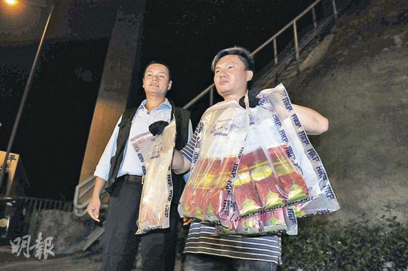 警方毒品調查科探員展示其檢獲以茶葉袋真空包裝的毒品K仔。(林錫禮攝) 警方毒品調查科探員展示其檢獲以茶葉袋真空包裝的毒品K仔。(林錫禮攝)
