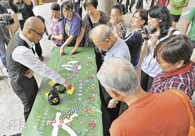 綠色和平成員昨日趁中電股東周年大會,到場外抗議,以賭枱嘲諷「核電有殺無賠」,要求中電拒絕政府增加核電比例的計劃。(尹錦恩攝)
綠色和平成員昨日趁中電股東周年大會,到場外抗議,以賭枱嘲諷「核電有殺無賠」,要求中電拒絕政府增加核電比例的計劃。(尹錦恩攝)