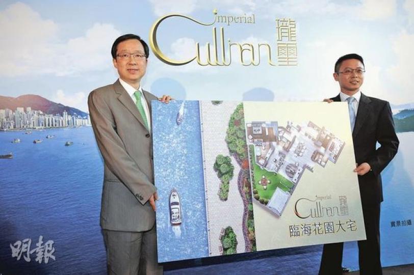 新地代理執行董事雷霆(左)指出,賣地成績好,加上近期新盤銷情不錯,顯示樓市利好因素沒有消失。旁為新地代理高級銷售及市務經胡致遠。(何家達攝) 新地代理執行董事雷霆(左)指出,賣地成績好,加上近期新盤銷情不錯,顯示樓市利好因素沒有消失。旁為新地代理高級銷售及市務經胡致遠。(何家達攝)