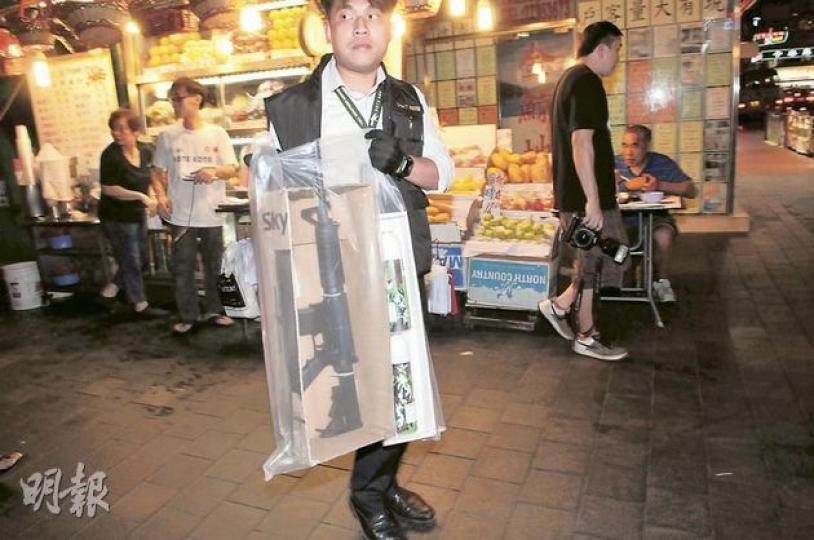 探員檢獲一支氣槍,相信就是在油麻地射傷流浪小花貓的兇器。(林錫禮攝)一隻流浪小花貓被人用氣槍射擊至重傷,探員昨晚在廟街一間禮品店拘捕一名涉案男子,他被黑布蒙頭帶返警署調查。(林錫禮攝) 探員檢獲一支氣槍,相信就是在油麻地射傷流浪小花貓的兇器。(林錫禮攝)一隻流浪小花貓被人用氣槍射擊至重傷,探員昨晚在廟街一間禮品店拘捕一名涉案男子,他被黑布蒙頭帶返警署調查。(林錫禮攝)