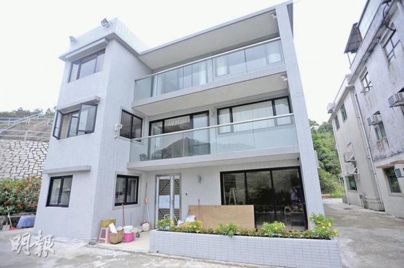 陳鑑林在屋外建的花圃,疑為非法僭建物。(朱永倫攝)民建聯議員陳鑑林在丁屋裝修期間,把雜物放在貨櫃(左)內,沙田地政處指他非法佔用官地。(朱永倫攝)民建聯議員陳鑑林(中)強調自己並非做了「大奸大惡」的事,佔用官地是暫時性,至於天台屋若證實是僭建物,他願意拆除。(李紹昌攝)陳鑑林居住的丁屋天台,在裝修時加裝玻璃,被懷疑是僭建物。(朱永倫攝) 陳鑑林在屋外建的花圃,疑為非法僭建物。(朱永倫攝)民建聯議員陳鑑林在丁屋裝修期間,把雜物放在貨櫃(左)內,沙田地政處指他非法佔用官地。(朱永倫攝)民建聯議員陳鑑林(中)強調自己並非做了「大奸大惡」的事,佔用官地是暫時性,至於天台屋若證實是僭建物,他願意拆除。(李紹昌攝)陳鑑林居住的丁屋天台,在裝修時加裝玻璃,被懷疑是僭建物。(朱永倫攝)