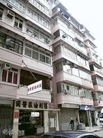 銅鑼灣希雲街44至46號唐樓,地舖為溢利油莊醬園舊址(上圖),早年由金朝陽成功強拍統一業權,地皮現已變成地盤。(李紹昌攝) 銅鑼灣希雲街44至46號唐樓,地舖為溢利油莊醬園舊址(上圖),早年由金朝陽成功強拍統一業權,地皮現已變成地盤。(李紹昌攝)