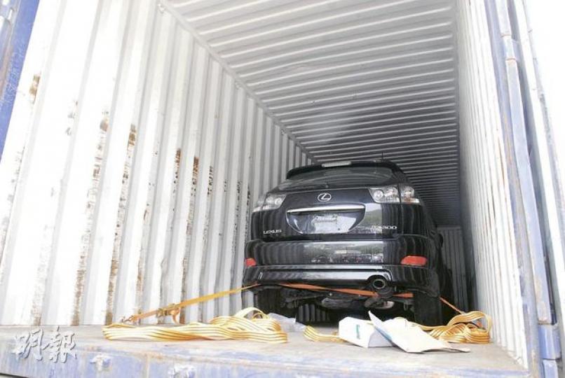 偷車集團以貨櫃車運載兩輛報失凌志旅行車,疑預備以水路運走兩車銷贓。(何朝財攝)警方昨在龍鼓灘起回兩部失車,10名被捕男女黑布蒙頭,列隊步上警車帶署。(何朝財攝) 偷車集團以貨櫃車運載兩輛報失凌志旅行車,疑預備以水路運走兩車銷贓。(何朝財攝)警方昨在龍鼓灘起回兩部失車,10名被捕男女黑布蒙頭,列隊步上警車帶署。(何朝財攝)