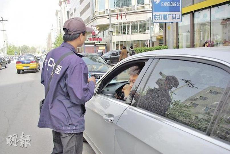 曹先生在問詢了室外停車的費用後,選擇將車停入價格更為低廉的地下停車場。(王艷喆攝)北京市中心區路邊泊車位,都換上了新的收費價目表。(王艷喆攝) 曹先生在問詢了室外停車的費用後,選擇將車停入價格更為低廉的地下停車場。(王艷喆攝)北京市中心區路邊泊車位,都換上了新的收費價目表。(王艷喆攝)