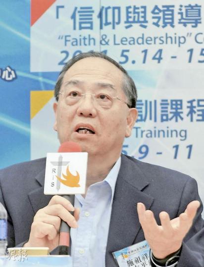 港英年代曾任憲制事務司的施祖祥,昨罕有抨擊政府施政缺乏方向,但亦大嘆高官難做,指市民不滿政府可以投訴,但不應到高官寓所門外示威。(陳淑安攝) 港英年代曾任憲制事務司的施祖祥,昨罕有抨擊政府施政缺乏方向,但亦大嘆高官難做,指市民不滿政府可以投訴,但不應到高官寓所門外示威。(陳淑安攝)