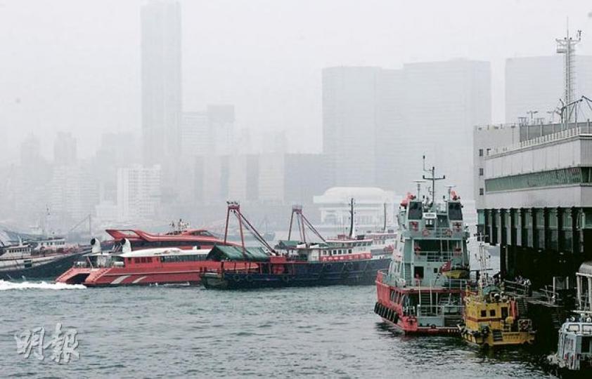 大批漁船在維港慢駛抗議,一度阻礙船舶出入信德碼頭,雙體輪(紅色)需要在漁船之間左穿右插,才能駛離碼頭。(鍾炳然攝)約400艘漁船昨午分批組成船隊,於維港慢駛遊行、鳴笛抗議,以示不滿當局就立法禁止本港水域拖網捕魚提出的賠償方案不公平,要求當局解釋並提高遠洋漁船的賠償額。(林振東攝) 大批漁船在維港慢駛抗議,一度阻礙船舶出入信德碼頭,雙體輪(紅色)需要在漁船之間左穿右插,才能駛離碼頭。(鍾炳然攝)約400艘漁船昨午分批組成船隊,於維港慢駛遊行、鳴笛抗議,以示不滿當局就立法禁止本港水域拖網捕魚提出的賠償方案不公平,要求當局解釋並提高遠洋漁船的賠償額。(林振東攝)