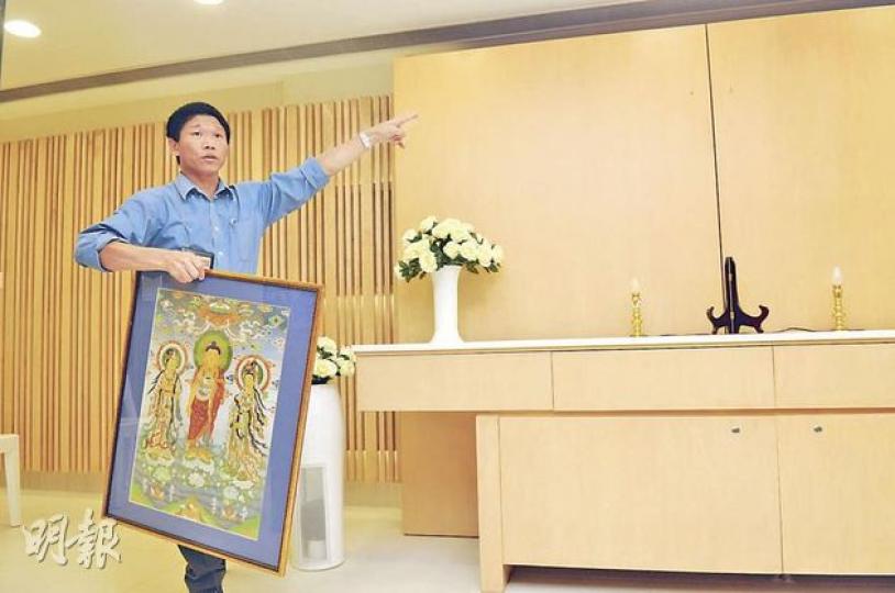 獲得醫管局傑出員工獎的伊沙利伯醫院殮房主任林明輝展示殮房內一間他有份設計、用作舉行喪禮的房間,可因應不同宗教的儀式,掛上佛祖圖像或者十字架等等。(陳淑安攝) 獲得醫管局傑出員工獎的伊沙利伯醫院殮房主任林明輝展示殮房內一間他有份設計、用作舉行喪禮的房間,可因應不同宗教的儀式,掛上佛祖圖像或者十字架等等。(陳淑安攝)