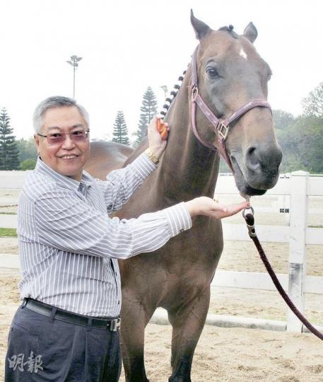 馬主劉錫康說,「蝦仔」將會於今年9月離港,到新西蘭頤養天年。為了讓市民親親馬王,馬會將於5月22日下午,在屯門公眾騎術學校為牠舉行歡送會。活動過後,騎術學校仍會繼續對外開放,9月前,市民仍可於上午11時至下午3時,到場探訪蝦仔。(余卓善攝)
馬主劉錫康說,「蝦仔」將會於今年9月離港,到新西蘭頤養天年。為了讓市民親親馬王,馬會將於5月22日下午,在屯門公眾騎術學校為牠舉行歡送會。活動過後,騎術學校仍會繼續對外開放,9月前,市民仍可於上午11時至下午3時,到場探訪蝦仔。(余卓善攝)