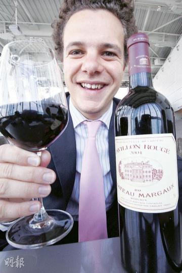 法國瑪歌酒莊亞洲區品牌大使龐天寶年僅25歲,自小於法國酒莊長大,曾於紐約任酒評家及銷售葡萄酒。他稱,港客品嘗紅酒種類不限於「貴價貨」,又會多嘗白酒及香檳,發展較內地市場成熟。(李紹昌攝)
法國瑪歌酒莊亞洲區品牌大使龐天寶年僅25歲,自小於法國酒莊長大,曾於紐約任酒評家及銷售葡萄酒。他稱,港客品嘗紅酒種類不限於「貴價貨」,又會多嘗白酒及香檳,發展較內地市場成熟。(李紹昌攝)
