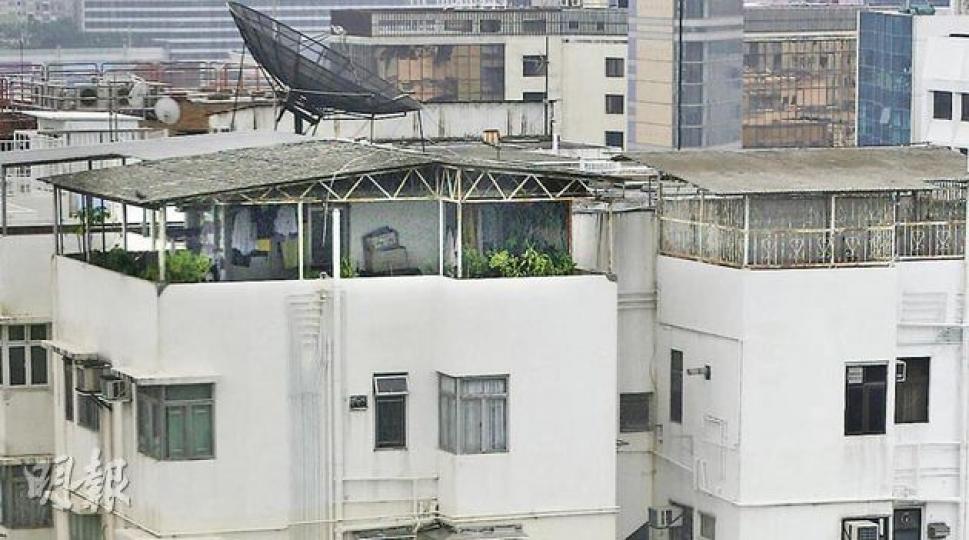 街工梁耀忠寓所的天台僭建了大型簷篷,他稱已找承辦商盡快拆卸。(林振東攝) 街工梁耀忠寓所的天台僭建了大型簷篷,他稱已找承辦商盡快拆卸。(林振東攝)