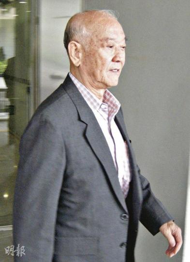 坪洲鄉事委員會前主席兼離島區議會主席林偉強,年前捲入侵吞區議會租金風波,曾矢口否認簽發涉案租單的坪洲鄉事委員會副主席黃開榆,經廉署調查後涉嫌說謊,昨於東區法院受審。(吳光熙攝) 坪洲鄉事委員會前主席兼離島區議會主席林偉強,年前捲入侵吞區議會租金風波,曾矢口否認簽發涉案租單的坪洲鄉事委員會副主席黃開榆,經廉署調查後涉嫌說謊,昨於東區法院受審。(吳光熙攝)
