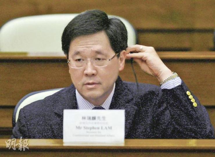 政制及內地事務局長林瑞麟說,公務員首長級第三級以上及問責官員每年都會做一次身體檢查,發現患病會向司長及特首交代病情。(林振東攝) 政制及內地事務局長林瑞麟說,公務員首長級第三級以上及問責官員每年都會做一次身體檢查,發現患病會向司長及特首交代病情。(林振東攝)