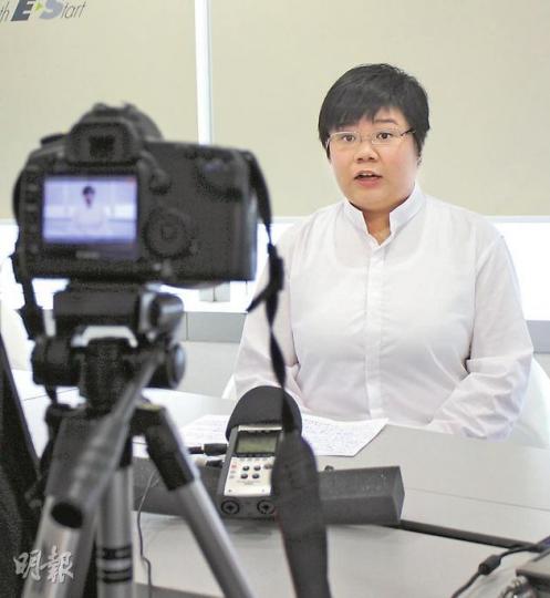 香港基督教女青年會推出「FaceResume」服務,為青年人拍攝2分鐘的求職短片,透過影像在面試前自我介紹。(陳家俊攝)
香港基督教女青年會推出「FaceResume」服務,為青年人拍攝2分鐘的求職短片,透過影像在面試前自我介紹。(陳家俊攝)