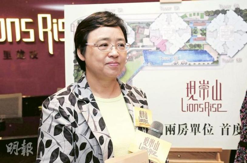 嘉里物業代理巿務總經理吳美珊表示,該樓盤早前已推出的355個單位沽出七成,用建築期付款比例佔55%。(張智超攝) 嘉里物業代理巿務總經理吳美珊表示,該樓盤早前已推出的355個單位沽出七成,用建築期付款比例佔55%。(張智超攝)