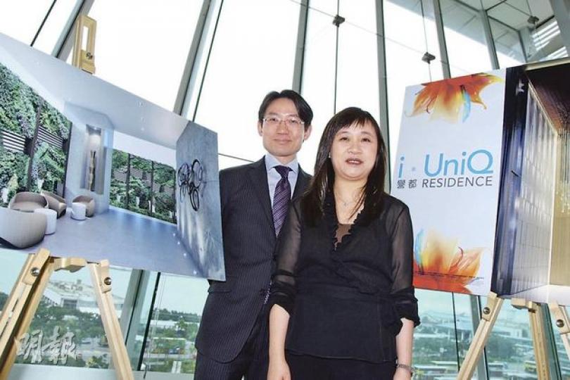 新地代理業務部項目總監(銷售)張卓秀敏(右)指出,i.UniQ譽都將於下周末開售。旁為業務部高級項目經理(銷售)林青龍。圖左為3樓空中穿梭電梯大堂特設「室內垂直花園」。(陳智良攝)圖為同處筲箕灣道157號的另一新地樓盤亦會以i.UniQ品牌推售。(張智超攝) 新地代理業務部項目總監(銷售)張卓秀敏(右)指出,i.UniQ譽都將於下周末開售。旁為業務部高級項目經理(銷售)林青龍。圖左為3樓空中穿梭電梯大堂特設「室內垂直花園」。(陳智良攝)圖為同處筲箕灣道157號的另一新地樓盤亦會以i.UniQ品牌推售。(張智超攝)