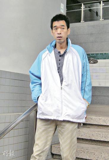 現職外賣工的何中華(圖)被控刑事恐嚇罪成,聽取判決前外出享受最後一支「自由之煙」,被記者拍攝3至4秒後才說﹕「你哋影緊我呀?」(林景輝攝)婚姻監禮人黎耀(圖)作供稱,被告被拒證婚後稱「如果喺大陸,我就斬死你」,他形容被告面容猙獰、聲線堅定響亮、冷靜。(林景輝攝) 現職外賣工的何中華(圖)被控刑事恐嚇罪成,聽取判決前外出享受最後一支「自由之煙」,被記者拍攝3至4秒後才說﹕「你哋影緊我呀?」(林景輝攝)婚姻監禮人黎耀(圖)作供稱,被告被拒證婚後稱「如果喺大陸,我就斬死你」,他形容被告面容猙獰、聲線堅定響亮、冷靜。(林景輝攝)