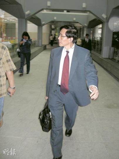 女死者的胞弟孫緯武昨供稱,胞姊早已對被告的暴力傾向非常擔心,每日都會相約姐夫一起回家,亦毋須被告再到屋內打理家務。(吳光熙攝) 女死者的胞弟孫緯武昨供稱,胞姊早已對被告的暴力傾向非常擔心,每日都會相約姐夫一起回家,亦毋須被告再到屋內打理家務。(吳光熙攝)