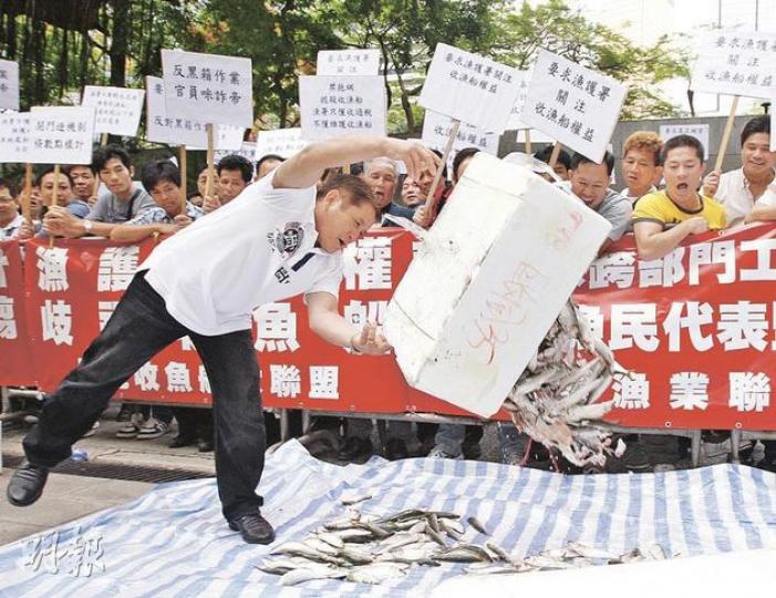 逾百名本港漁民不滿政府在本港海域禁拖網捕魚,趕絕他們生計,但賠償機制不公,昨在立法會門外怒拋倒魚抗議。(李紹昌攝) 逾百名本港漁民不滿政府在本港海域禁拖網捕魚,趕絕他們生計,但賠償機制不公,昨在立法會門外怒拋倒魚抗議。(李紹昌攝)